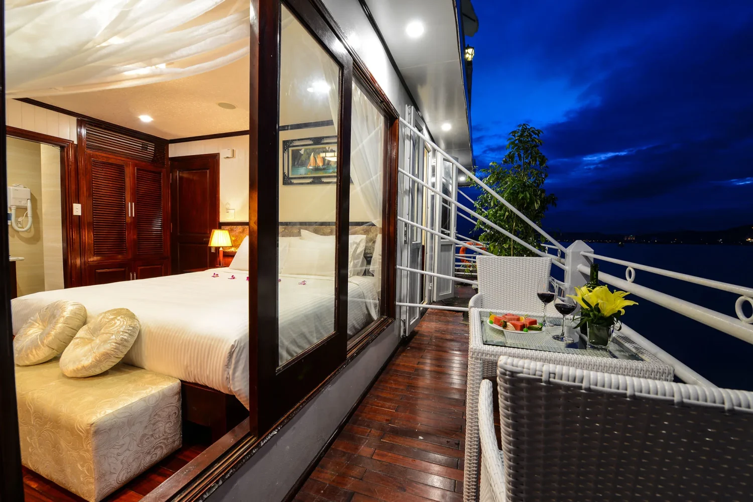 halong bay cruise vela vietnamt ravel