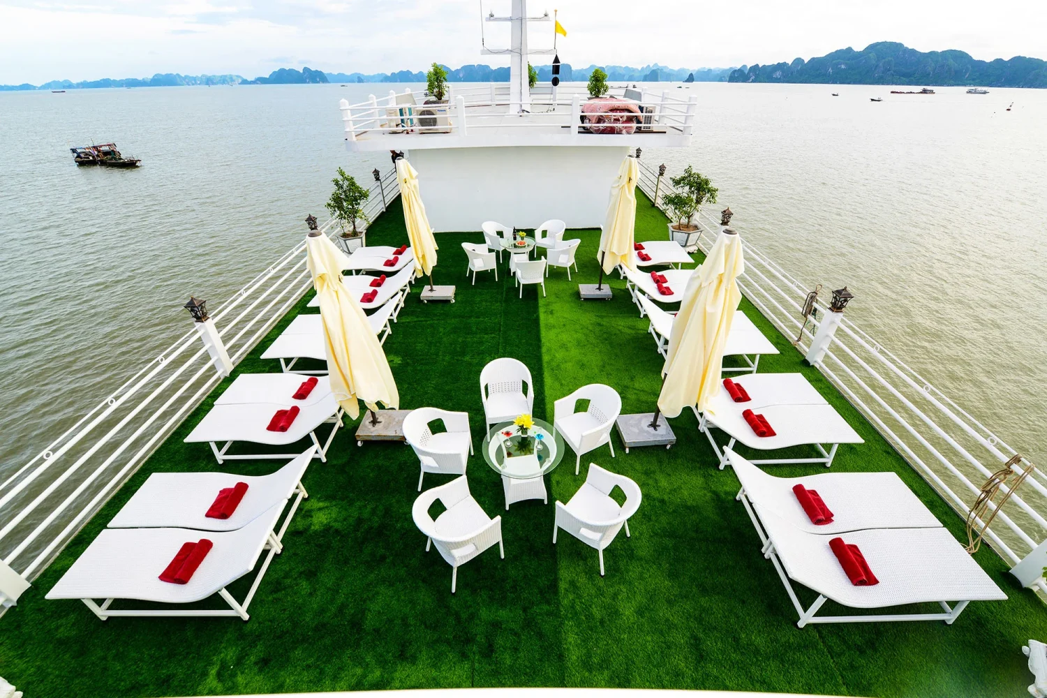 halong bay cruise vela vietnamt ravel