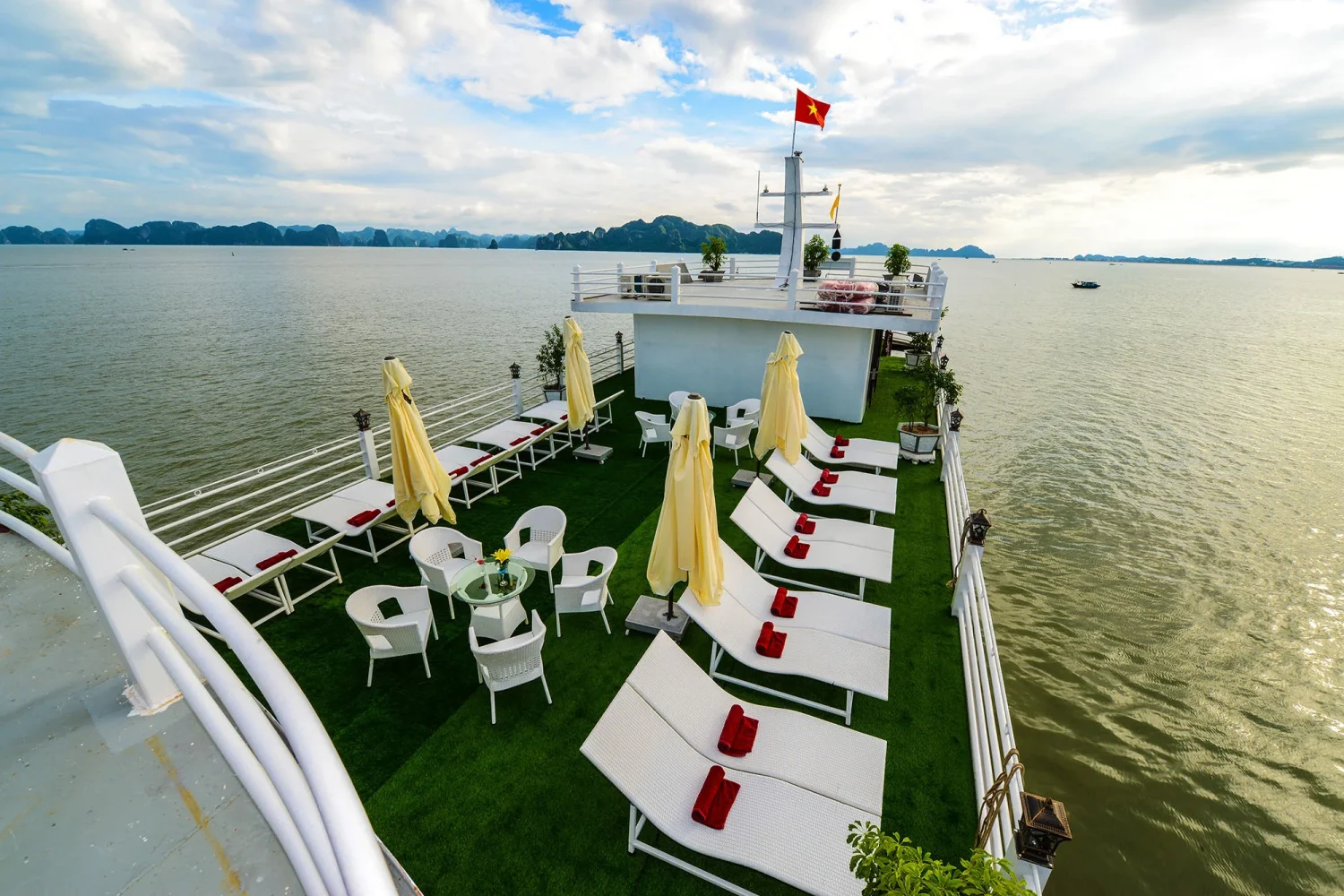 halong bay cruise vela vietnamt ravel