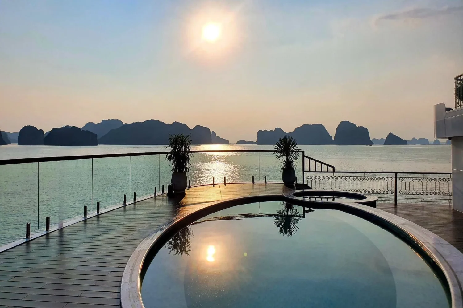 INDOCHINE-PREMIUM-CRUISE-5-halong bay vela vietnam travel