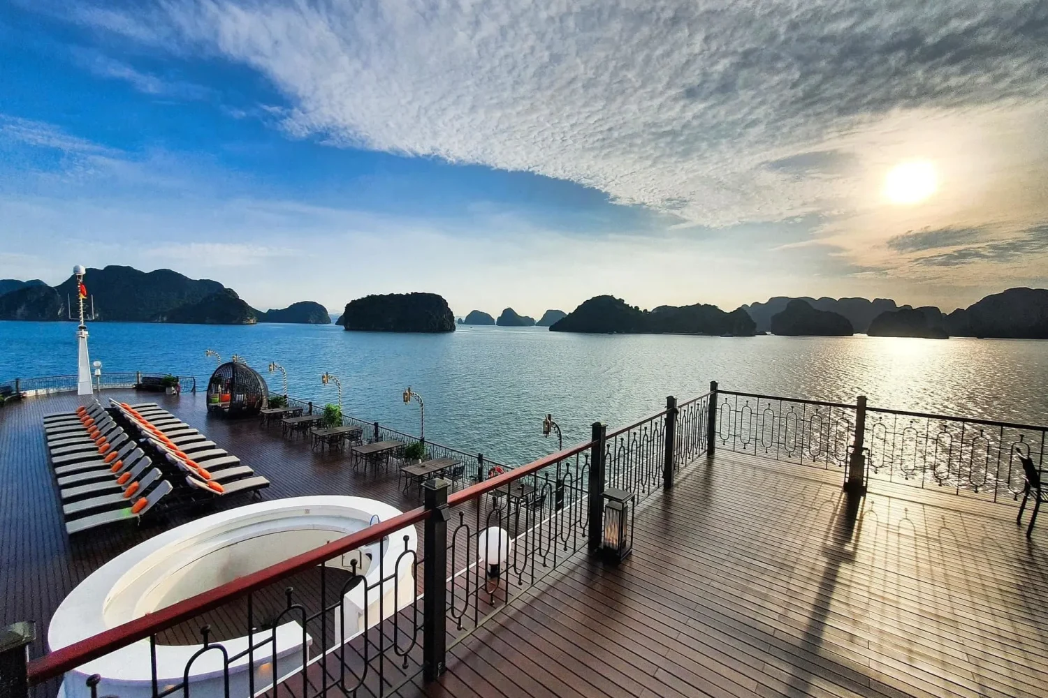 INDOCHINE-PREMIUM-CRUISE-5-halong bay vela vietnam travel