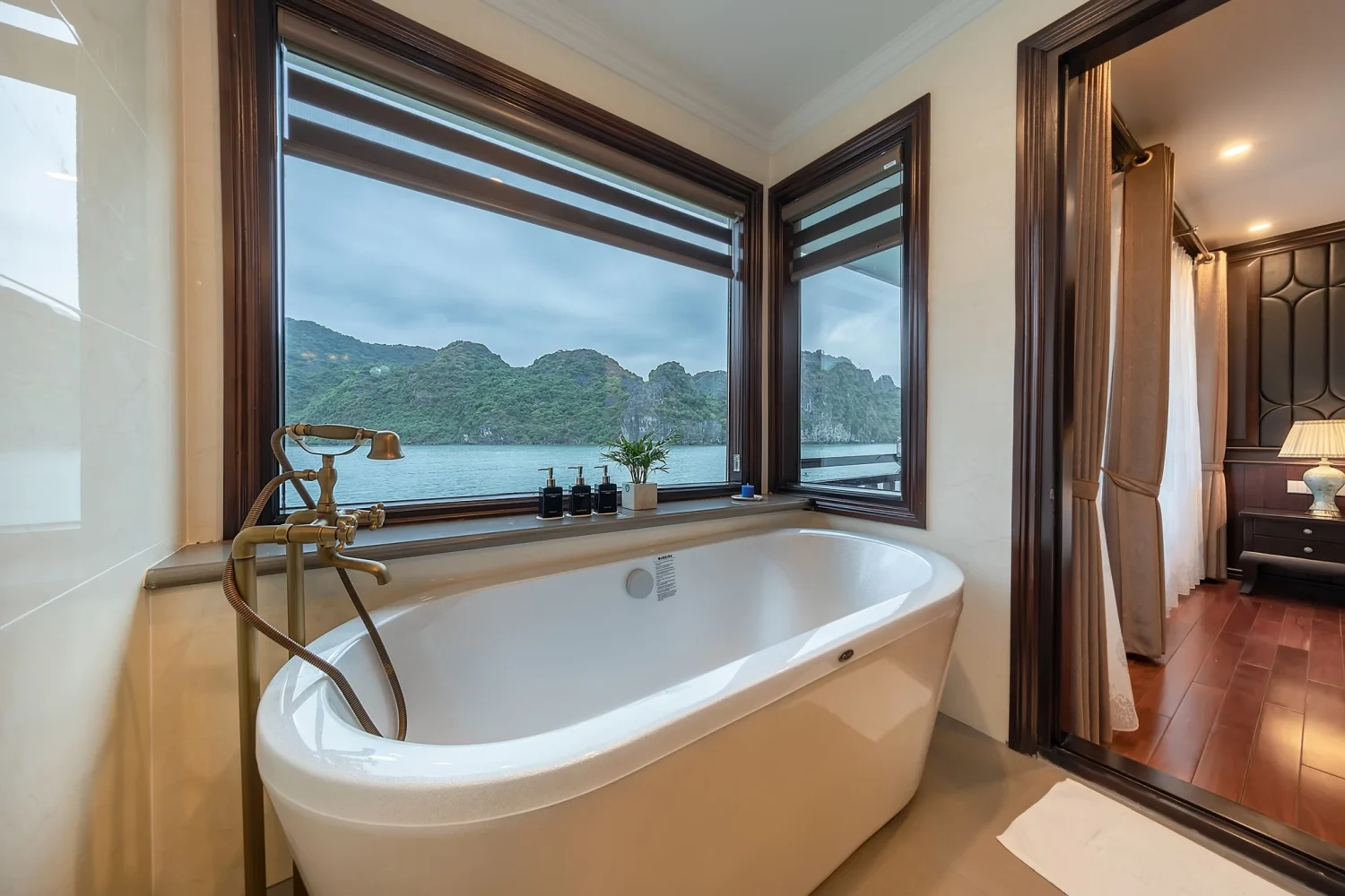 best cruise lan ha bay vela vietnam travel.-Sundeck