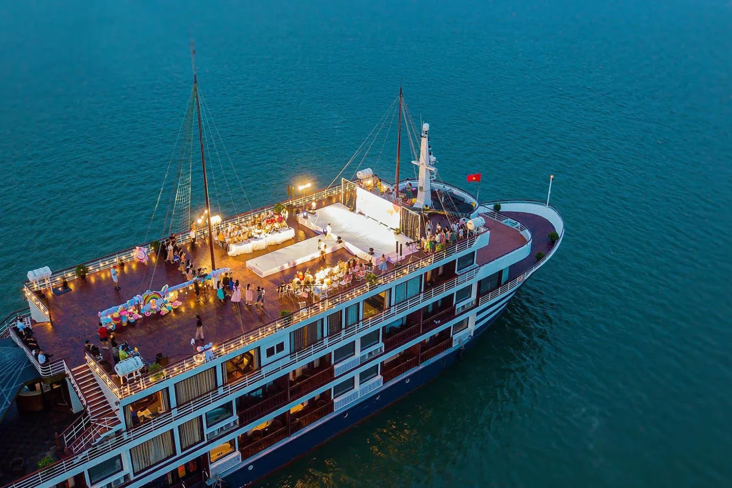 best cruise lan ha bay vela vietnam travel.-Sundeck