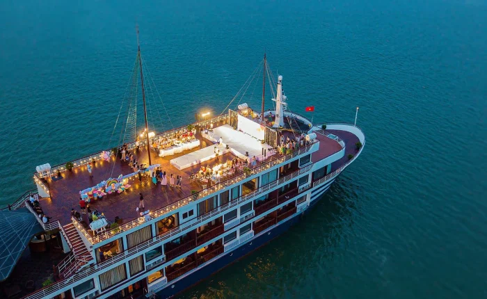 best cruise lan ha bay vela vietnam travel.-Sundeck