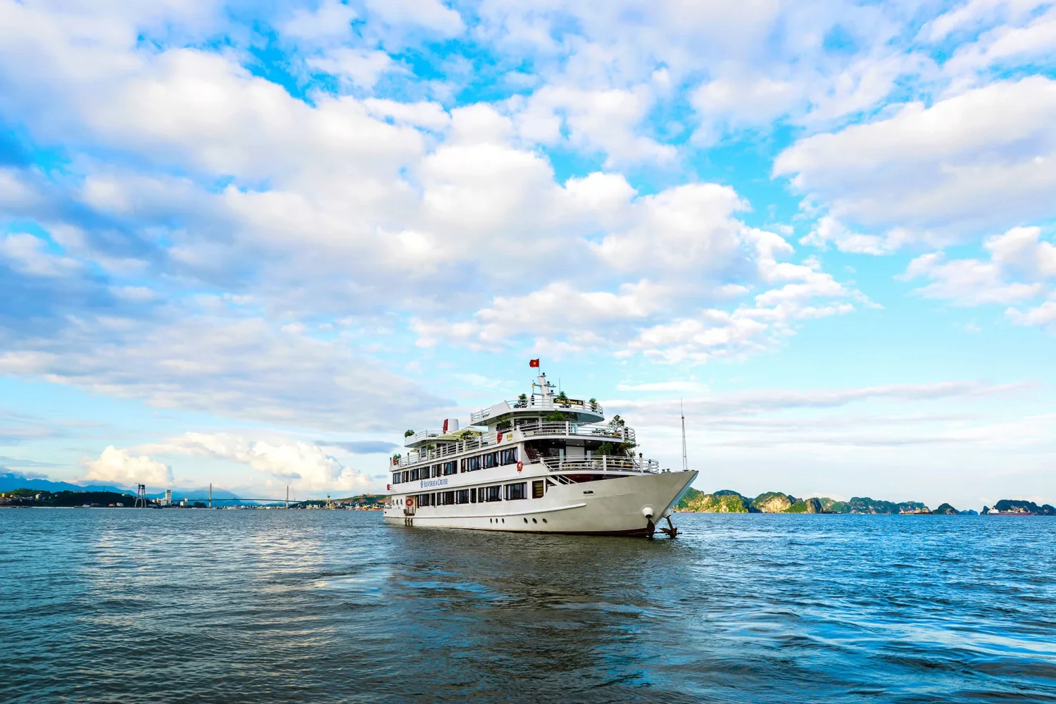 halong bay cruise vela vietnamt ravel