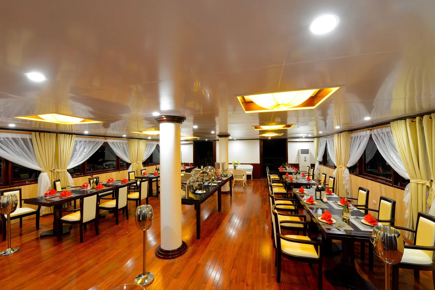 halong bay cruise vela vietnamt ravel