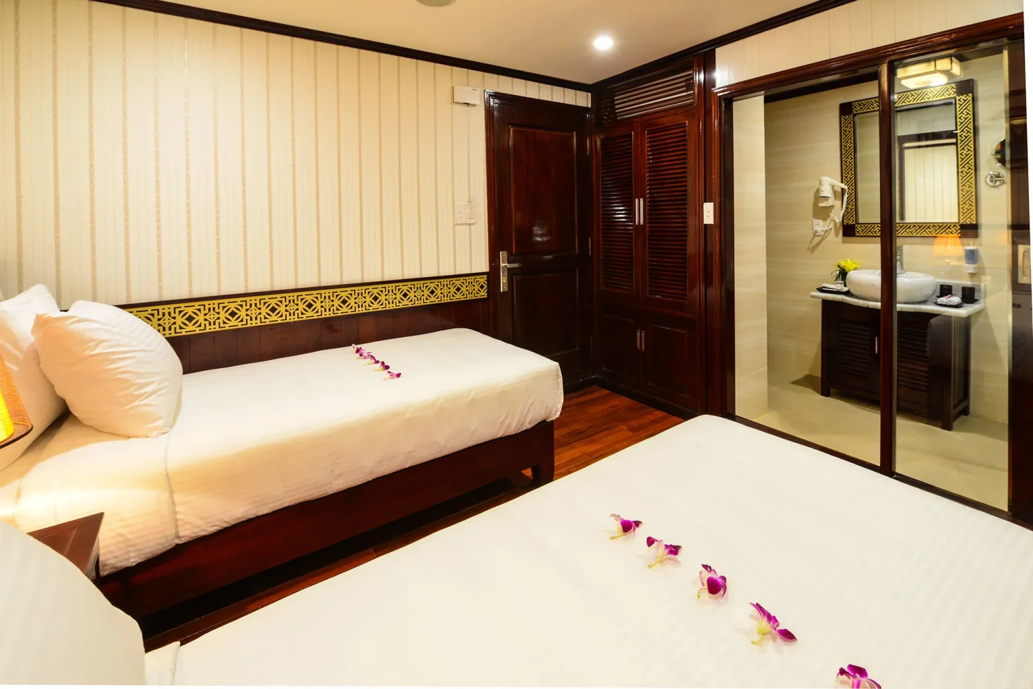 halong bay cruise vela vietnamt ravel